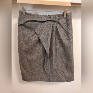 Banana Republic wool blend skirt. Work skirt. Bow detail. Grey and white. Size 2